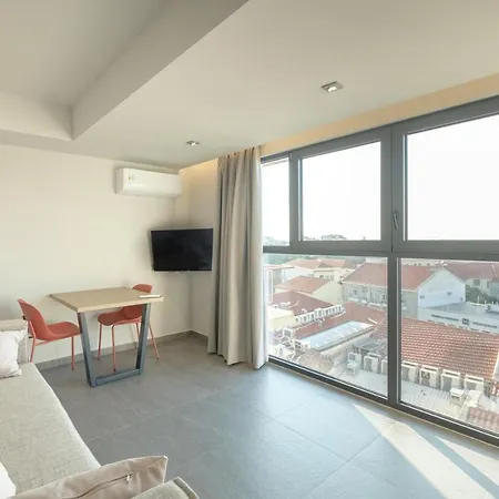 Sky-high Penthouse W. Stunning Views - 01 *