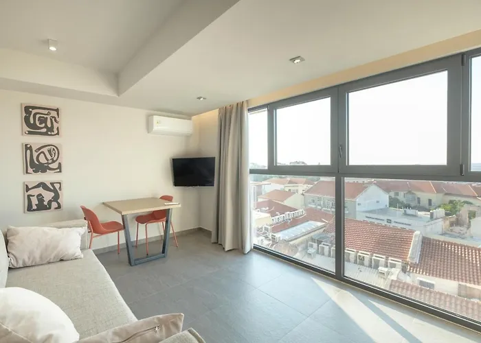 Sky-high Penthouse W. Stunning Views - 01 *